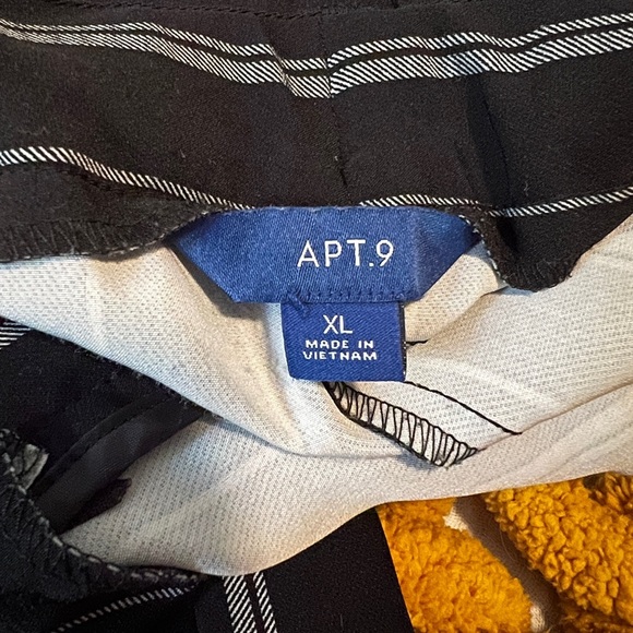 APT. 9 Black with white stripes Wide Leg Capri Pants. Size XL. - Picture 3 of 5